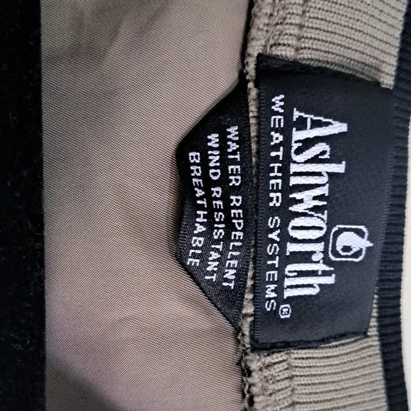 Golf MENS water & wind resistant top Kaki color V neck Perfect for fall weather - Picture 2 of 9